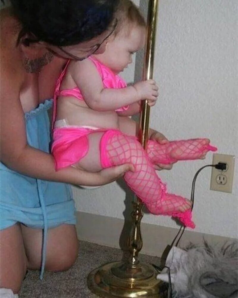 Извращает маленькую девочку. Дочь извращенка. Фотосессия с дочкой на кровати. Boku no kanojo ga majime sugiru sho. Младшая девочка.