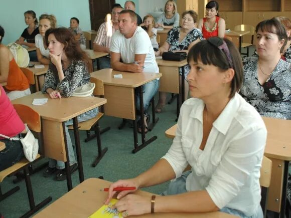 Собрание родителей. Родители за партой. Собрание родителей фото. Мама на собрании в школе. Школа родительского образования