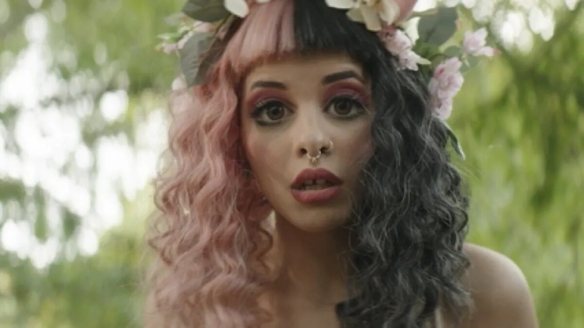 Training wheels melanie. Мелани Мартинес Training Wheels. Melanie Martinez Training Wheels. Лук Мелани Мартинес из клипа Soap.