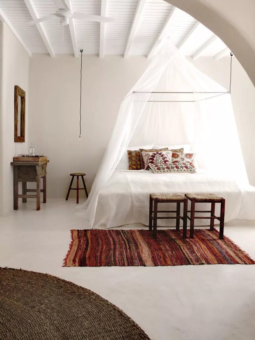 Греческий интерьер. Греческий стиль в интерьере. Кровать в средиземноморском стиле. Кровать с балдахином в стиле бохо. Кровать с балдахином в греческом стиле.