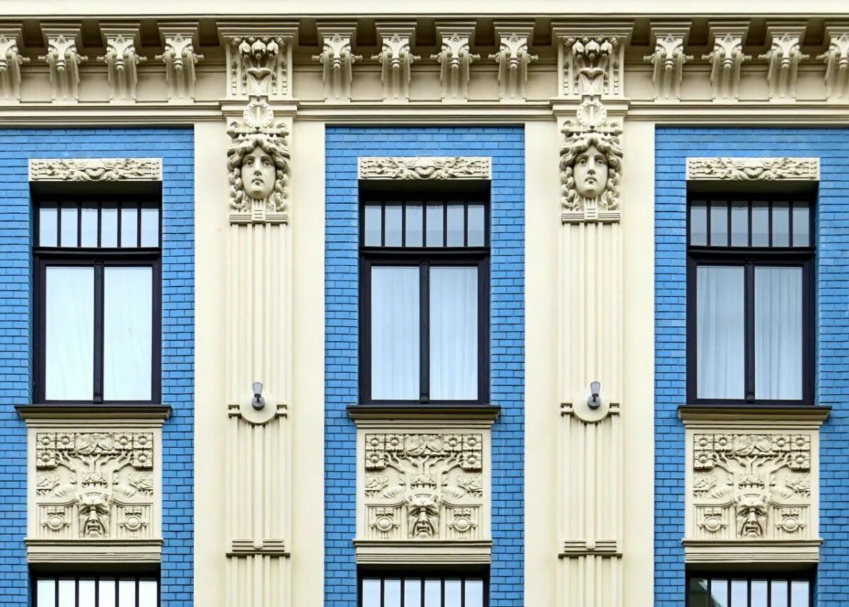 Www фасад. Фасадные декоративные элементы. Классические фасады зданий. Окна в стиле классицизм. Лепнина на фасаде.