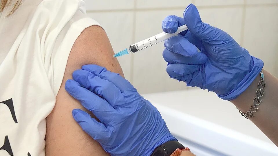 Прививка от коронавируса. Прививки Саратов. Ревакцинации ковид 2022 год. В Саратовской области ввели обязательную вакцинацию.