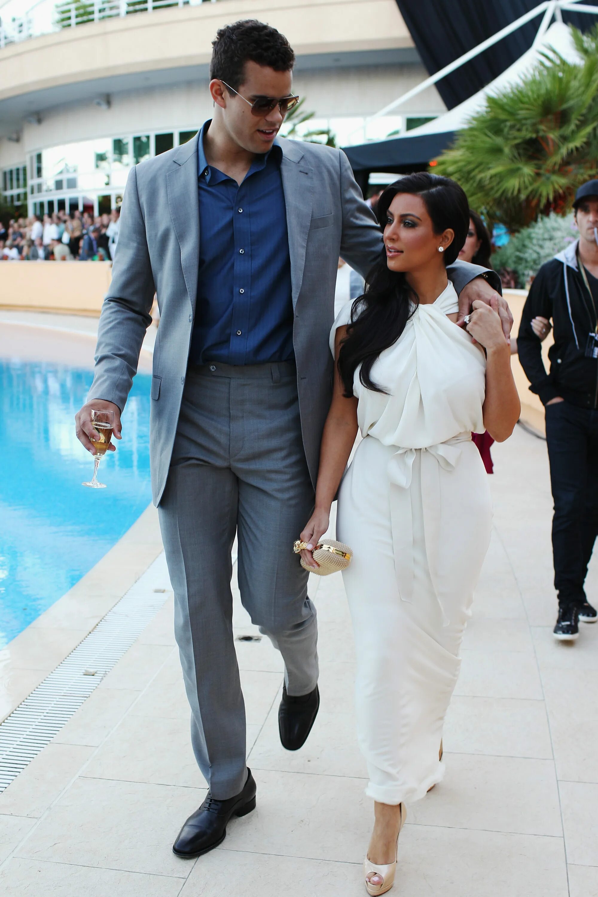Муж меньше жены. Kim Kardashian and Kris Humphries. Жених Ким Кардашян. Высокий парень. Высокая женщина и низкий мужчина.