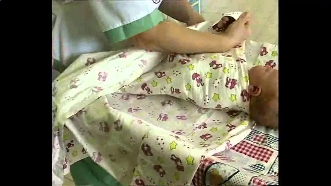 Правильно пеленать видео. Пеленание новорожденного в роддоме. пеленать. пеленать новорожденного. порядок пеленания новорожденного.