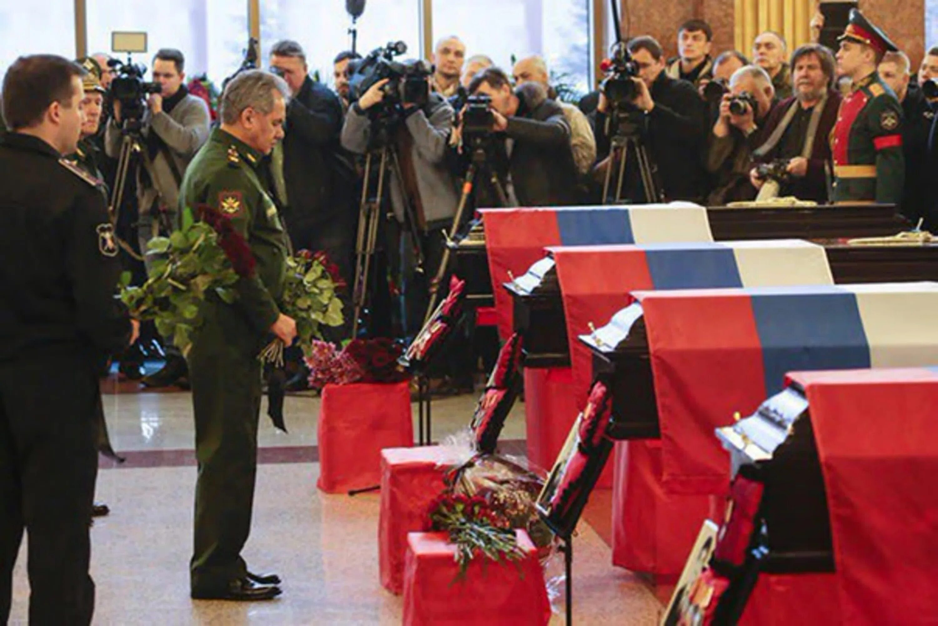 Реальное количество погибших в крокусе. Гроб с российским флагом. Похороны военнослужащего. Церемония захоронения военнослужащих.