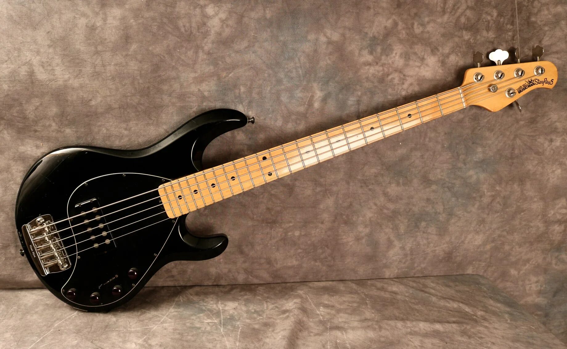 Бас гитара купить бу. Musicman Stingray 5 Bass. Бас-гитара Music man Stingray 5. Music man Stingray 5 Black. Music man Stingray Bass.