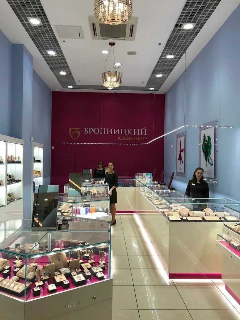 Магазин ювелирных украшений. Магазин карат кириши. Карлофф ювелирные изделия серия санкт петербург. Ювелирный магазин. Витрина защита ювелирный.
