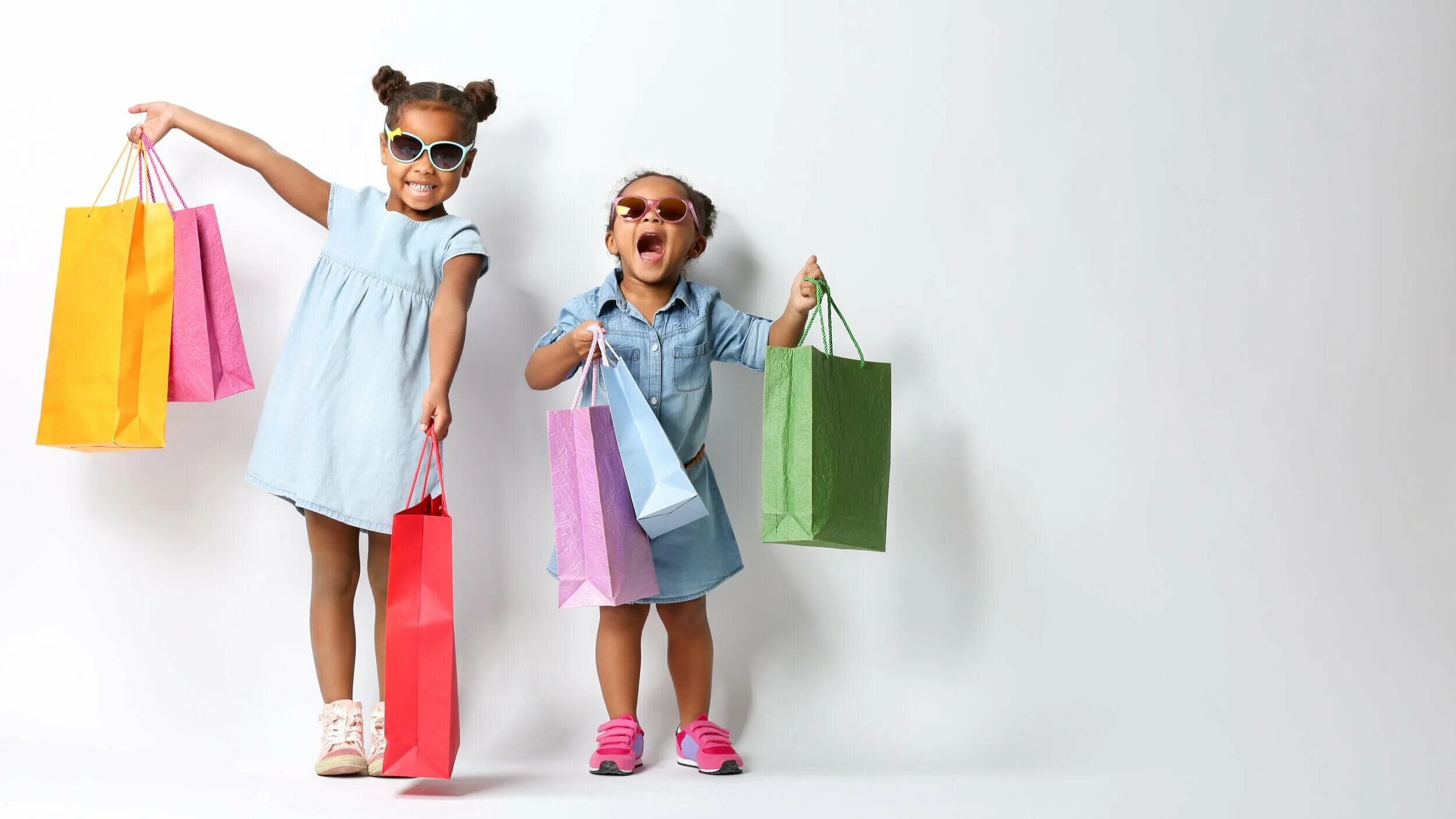 Покупки на 4 класс. Детская одежда баннер. Дети шоппинг. Детский шоппинг. Дети реклама одежды.