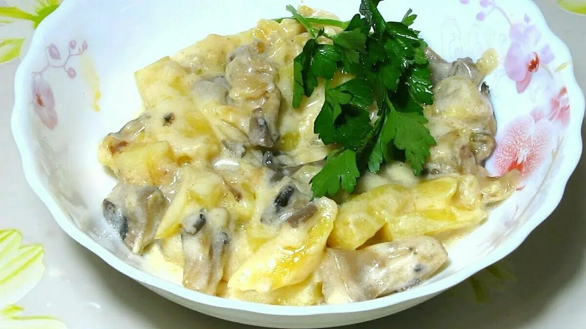 Картошка с грибами в мультиварке редмонд. Картошка с грибами в сметане. грибы в сметанном соусе с картофелем. картошка с грибами в сметанном соусе. картошка с грибами и курицей в сметане.