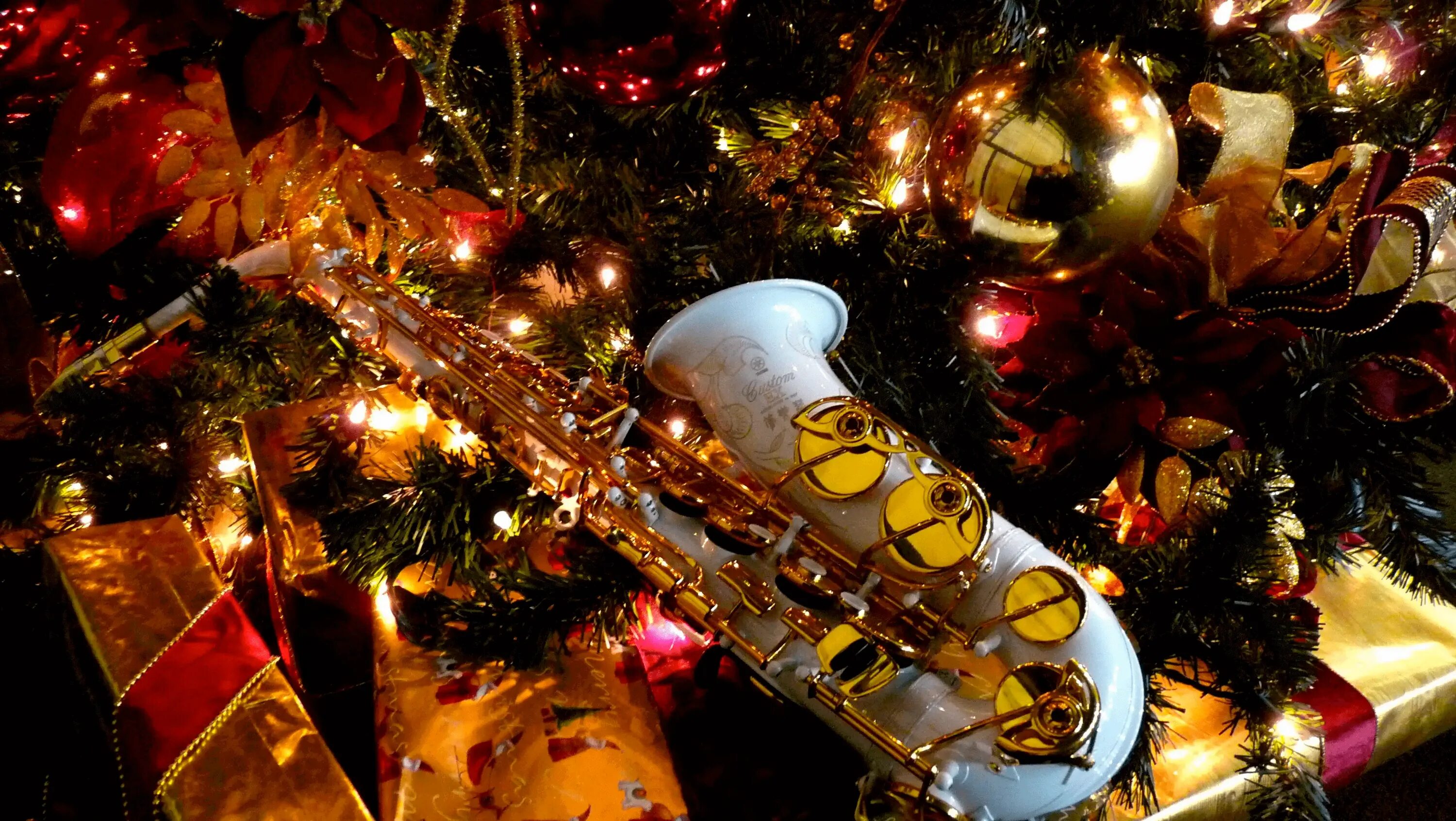 Саксофон новое. Новогодний джаз. Новогодний саксофон. Новогодний музыкальный вечер. Новогодняя ёлка с музыкальными инструментами.
