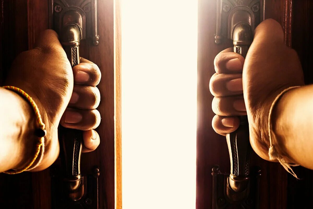 Тот который откроет дверь. Закрытая дверь. Бабушка открывает дверь. Открытая дверь рука. Человек возле двери.