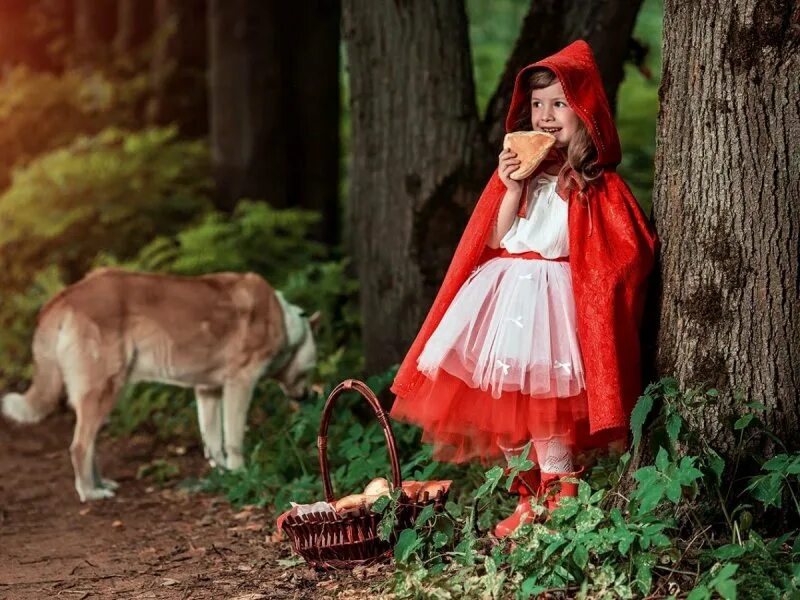 Кэтрин гайндр красная шапочка. Red riding hood фильм 2006. Red riding hood. Аманда сейфрид красная шапочка. "red riding hood" фильм 2003.