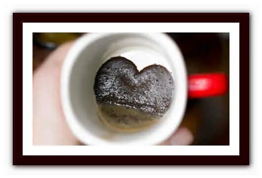 Кофейное гадание сердце. Сердце на кофейной гуще. Сердечко из кофейной гущи. Сердечко на кофейной гуще. Сердце из кофейной гущи на дне чашки.