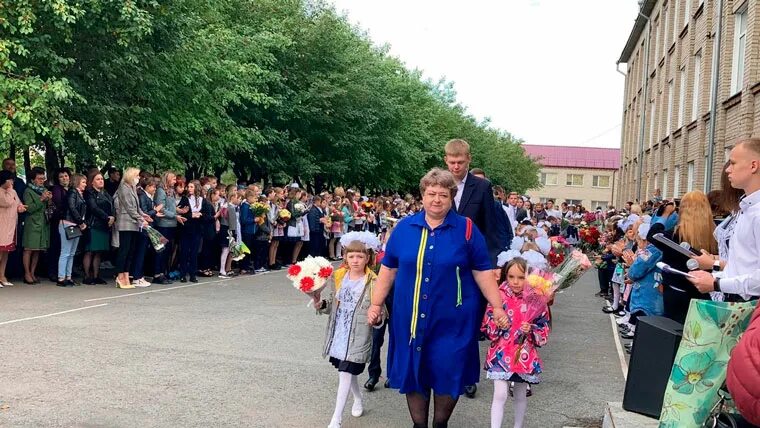 1 сентября школа 5 лыткарино. Первое сентября официальный сайт. 1 сентября выступает. Школа 1 барабинск. Учитель с линейкой.