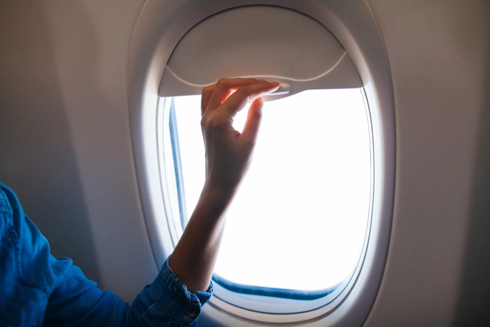 Линзы в самолет можно. Иллюминатор самолета. Окно самолета. Иллюминатор самолета внутри. Самолет внутри окно.