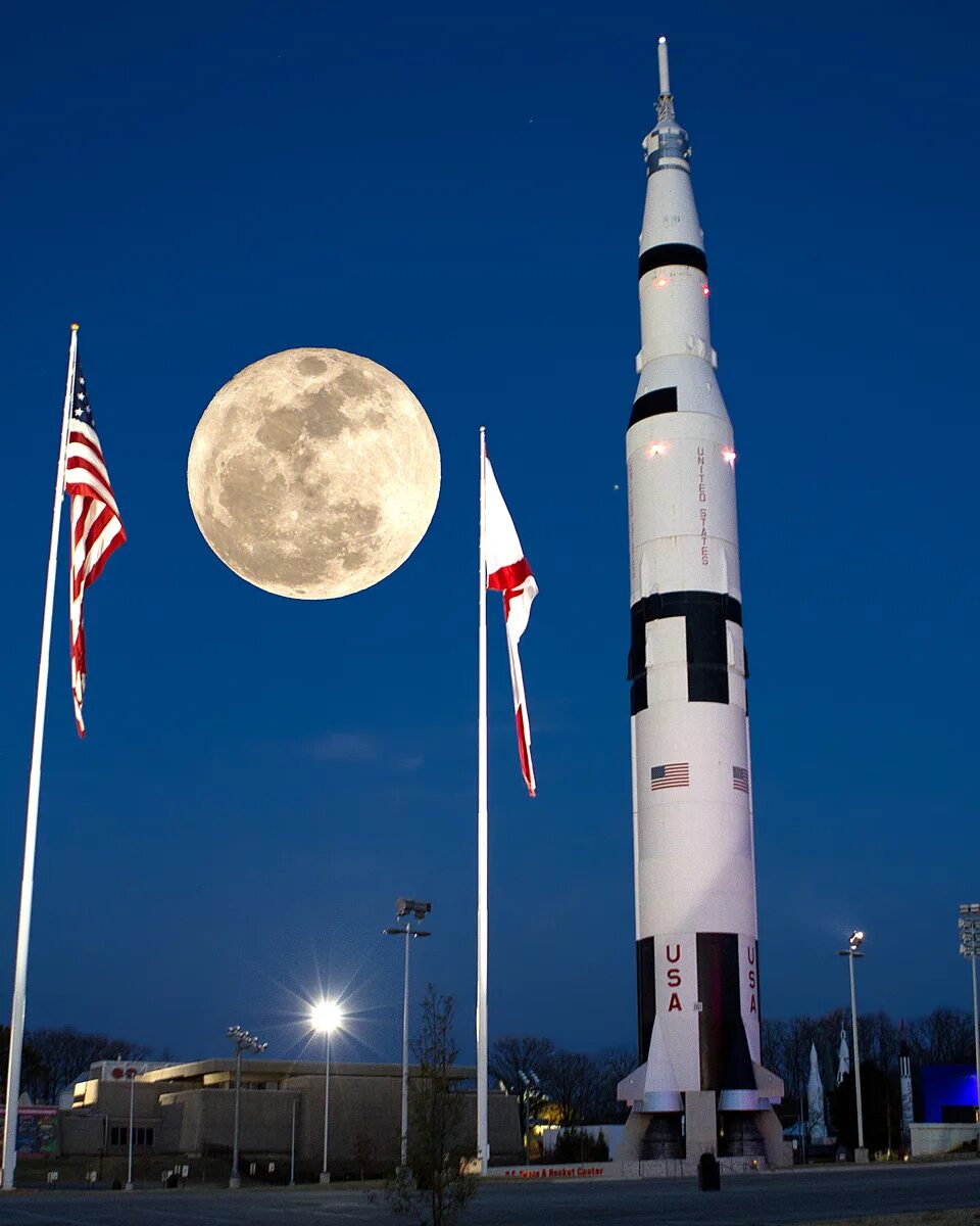 Полет на луну ракета. Ракета до Луны. Алабама космическо-ракетный центр. Ракета на Луне. Ракета космос Луна.