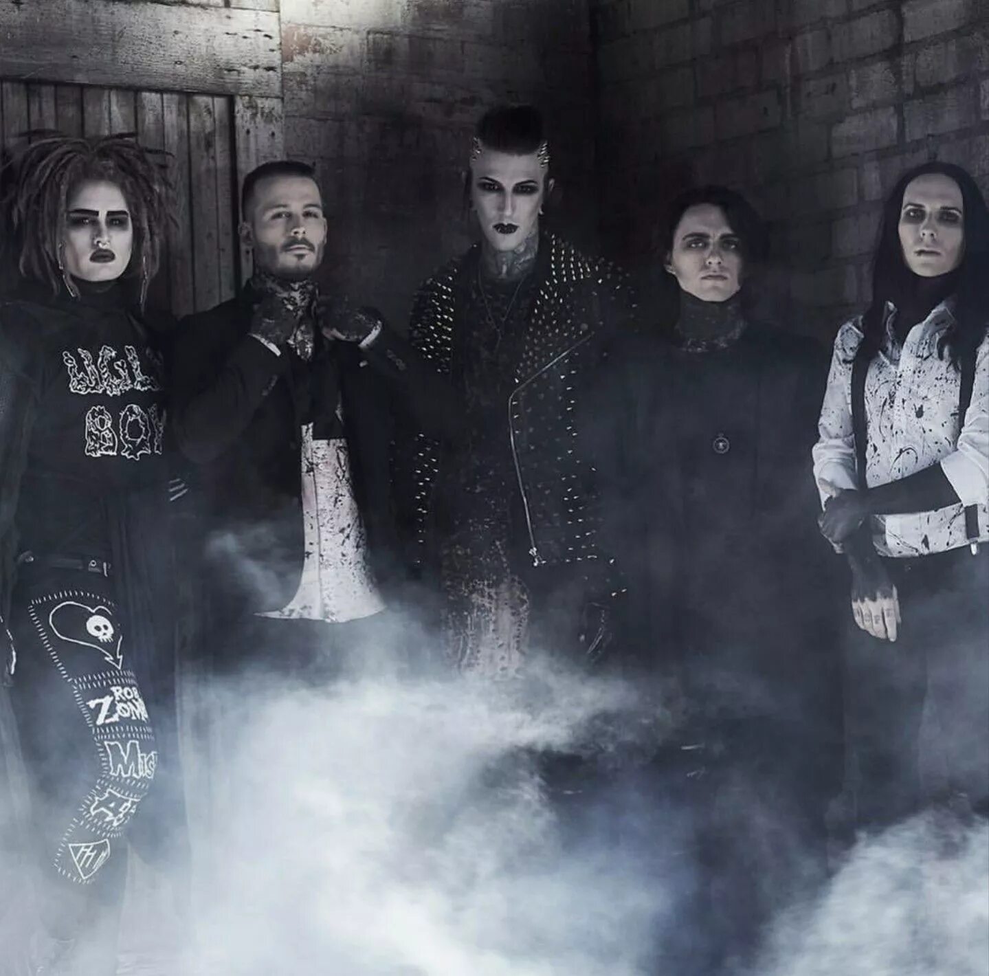 Motionless in white evil. Группа motionless in white. motionless in white 2005. motionless in white рок группа. motionless in white фото группы.