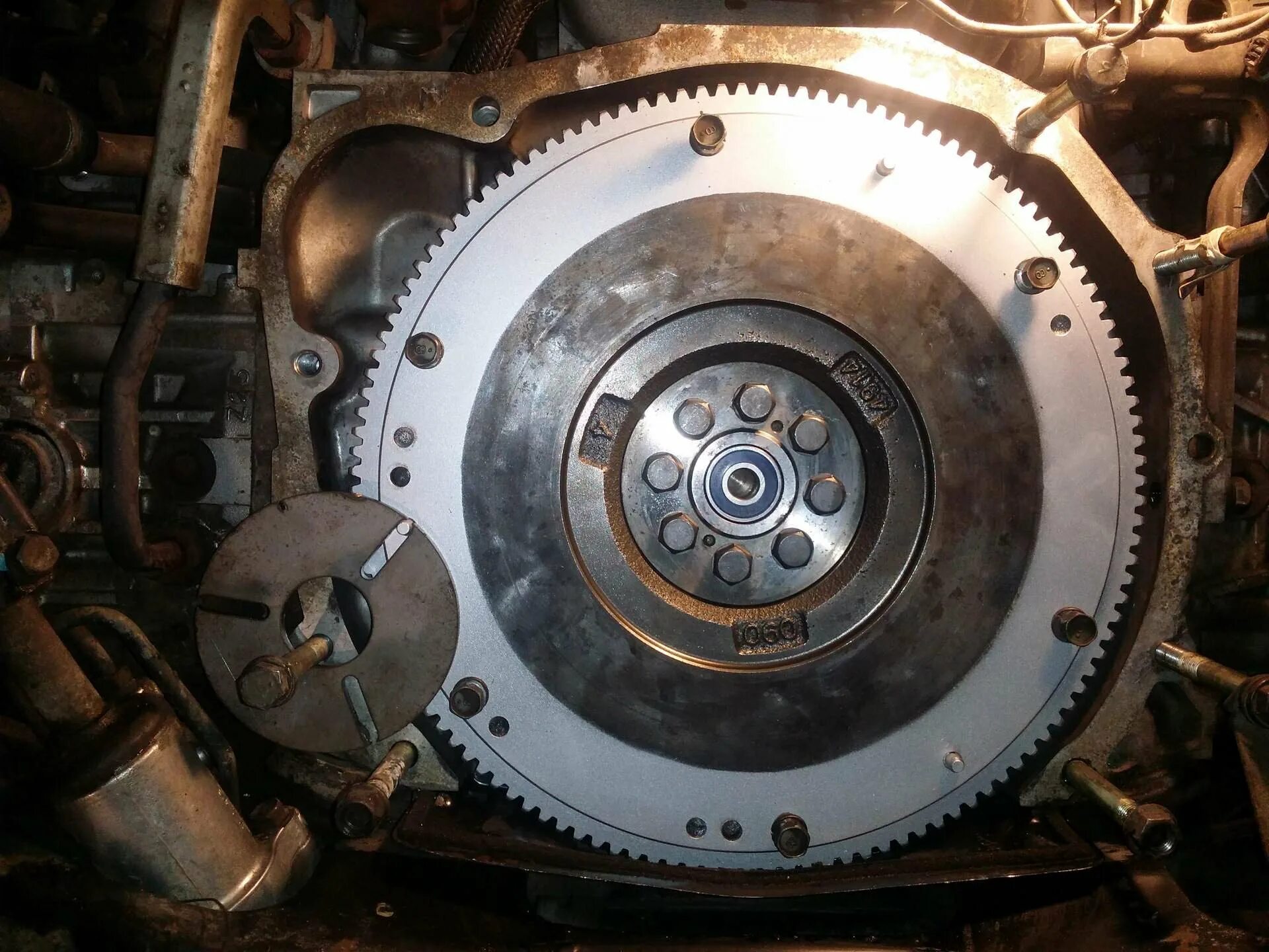 Моховик строение ваз 2109. Блокиратор маховика ваз 21126. Где стоит маховик. Маховик sachs subaru outback ej253. Где стоит маховик.