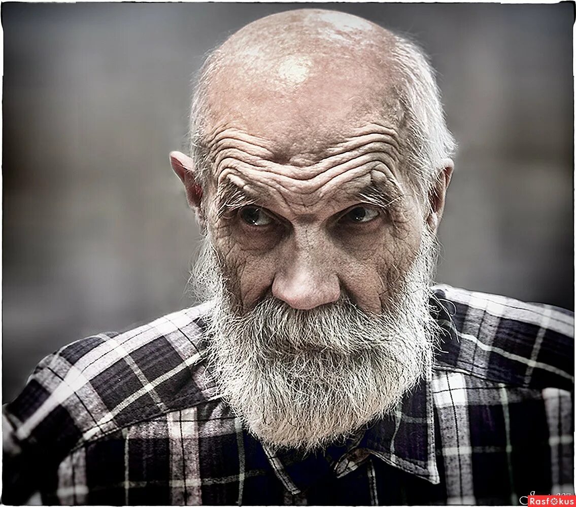 Старый дедуля. Дедушка с бородой. Пожилой с бородой. Старенький дед.