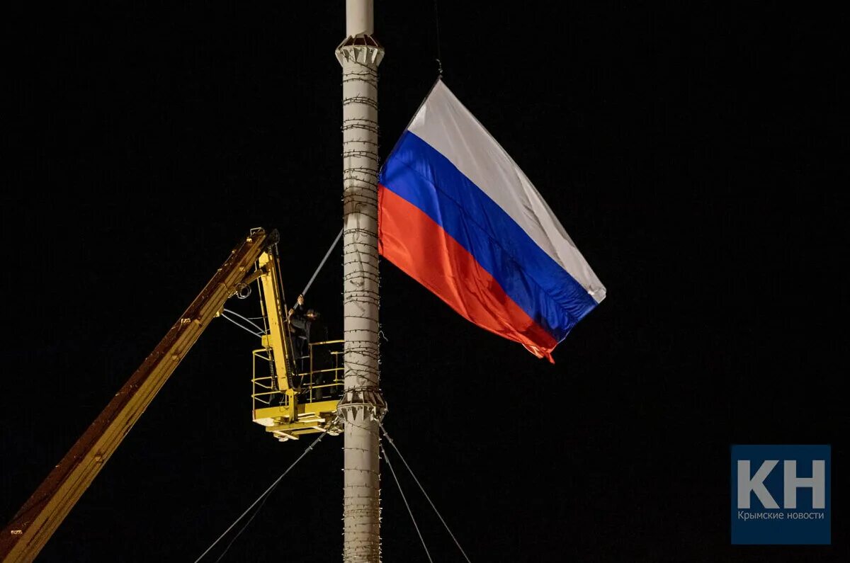 Флаг поднимают или подымают. Российский флаг на флагштоке. мелитополь флагшток. мелитополь российский флаг.