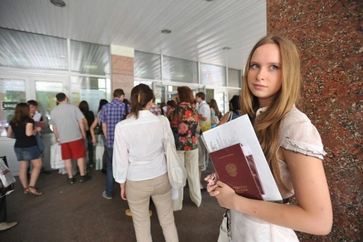 Абитуриент зачислен. Поступление в вуз. Студентка вуза. Поступление в вуз абитуриент. Поступить в колледж.