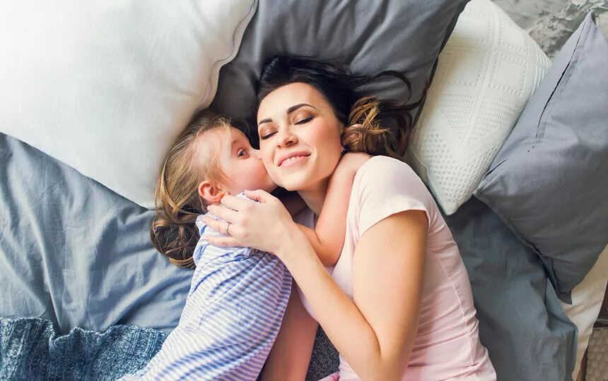 Женщина обнимает дочку Узбекистан. Mom kissing her sleeping. Дочку вместе с другом