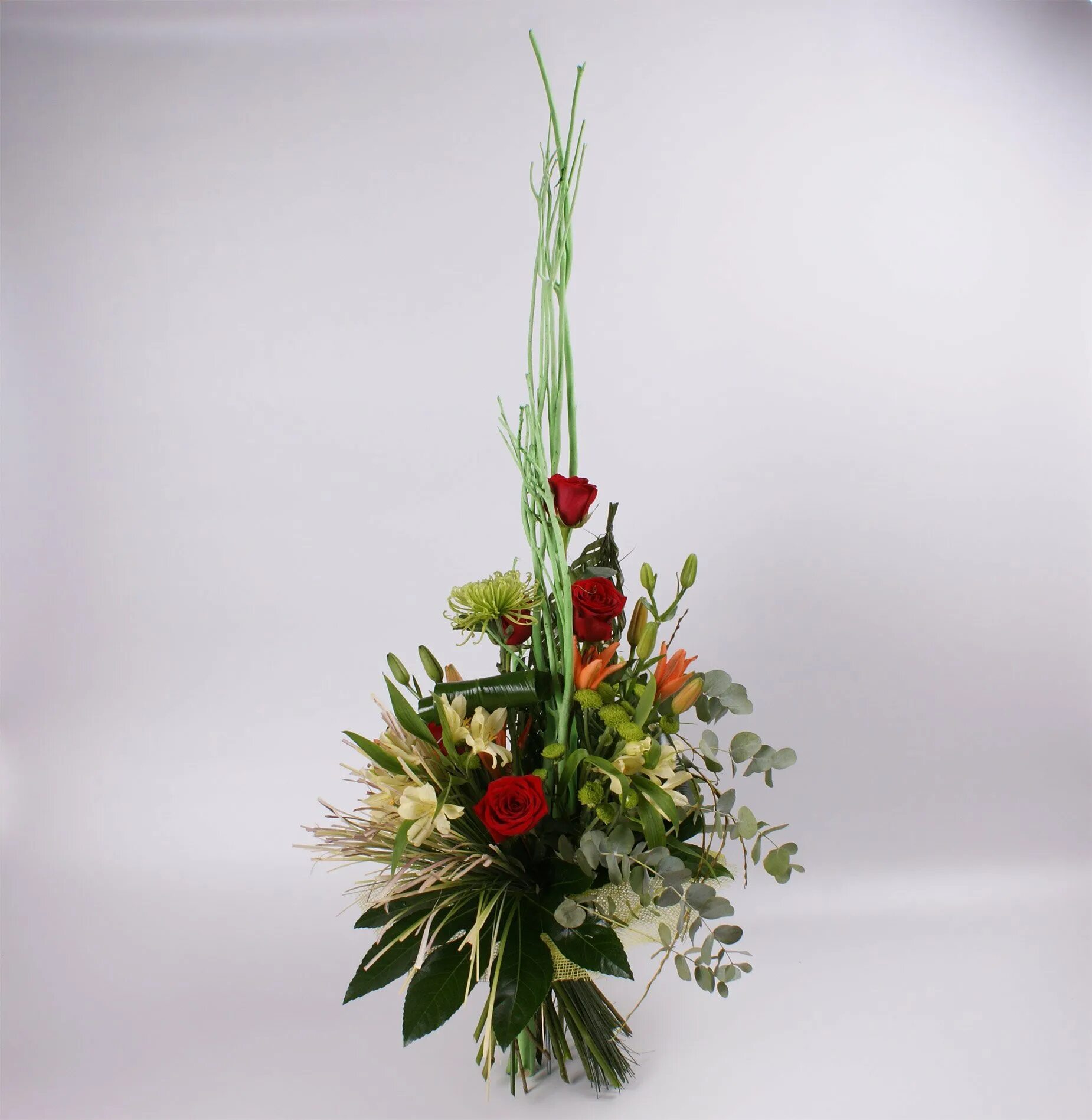 длинная композиция из цветов. плоская цветочная композиция. цветочная композиция. цветочные композиции для переговорной. современные вертикальные букеты.