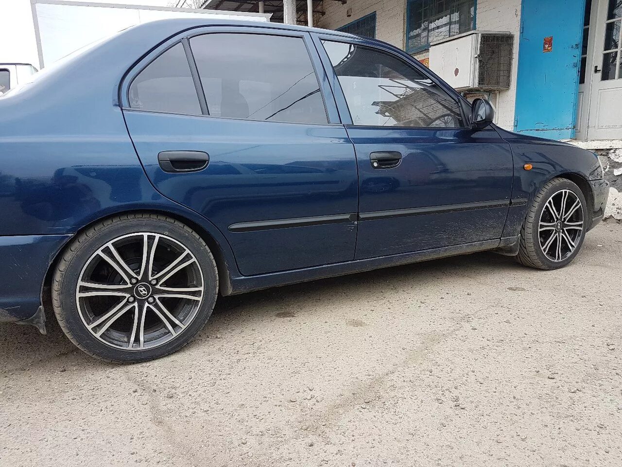 Accent диски. Hyundai accent r16. акцент на дисках r16. акцент 195/40 r16. hyundai accent диски r16.