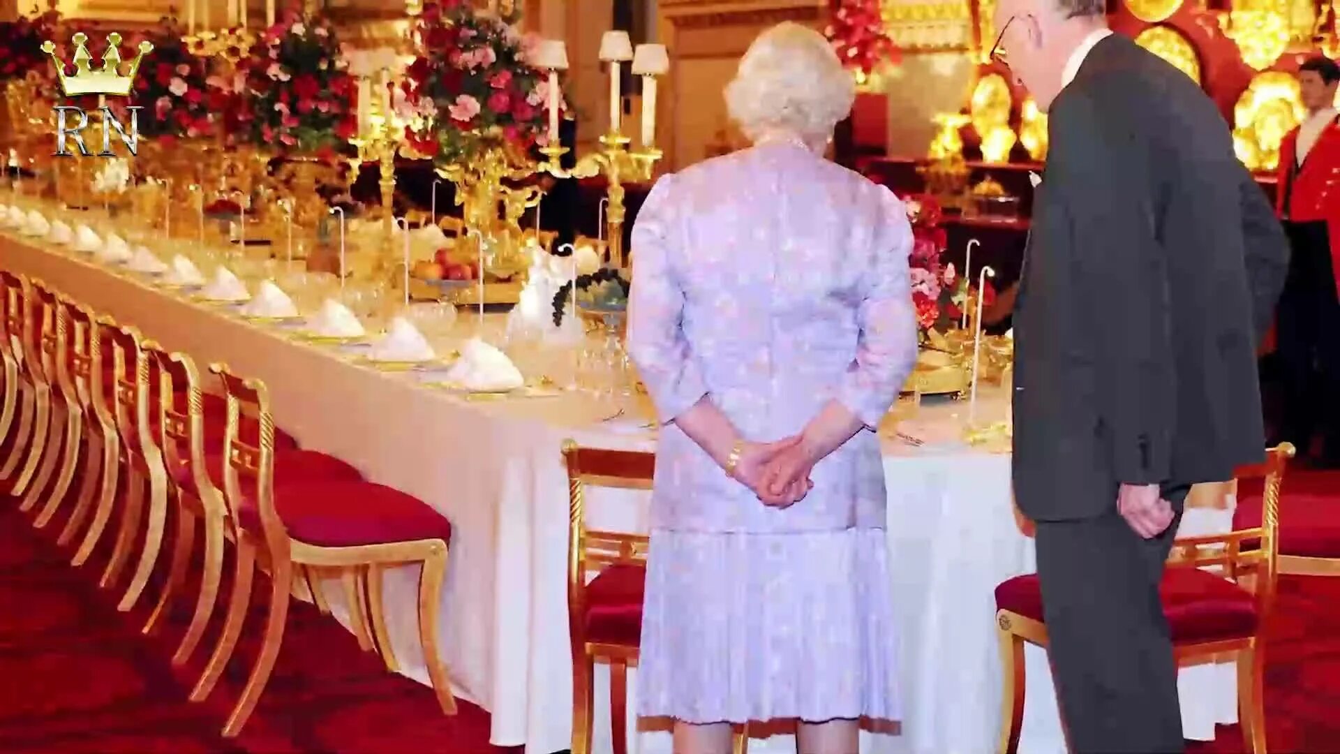 Чаепитие с королевой Елизаветой 2. Королева пьет чай. His Majesty the Sultan of Brunei and her Majesty Queen Élizabeth II attend à Banquet at Buckingham Palace in 1992.. Гостям остановится в