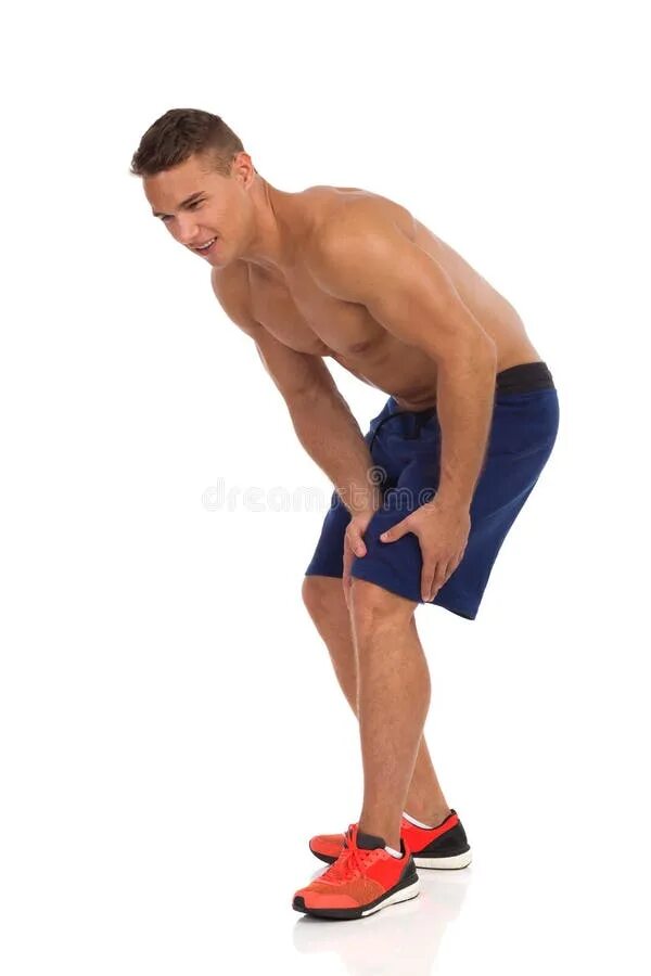 Человек сидит в шортах. Красивые мужские ступни. His legs are short. Мужские ноги. His legs are short.