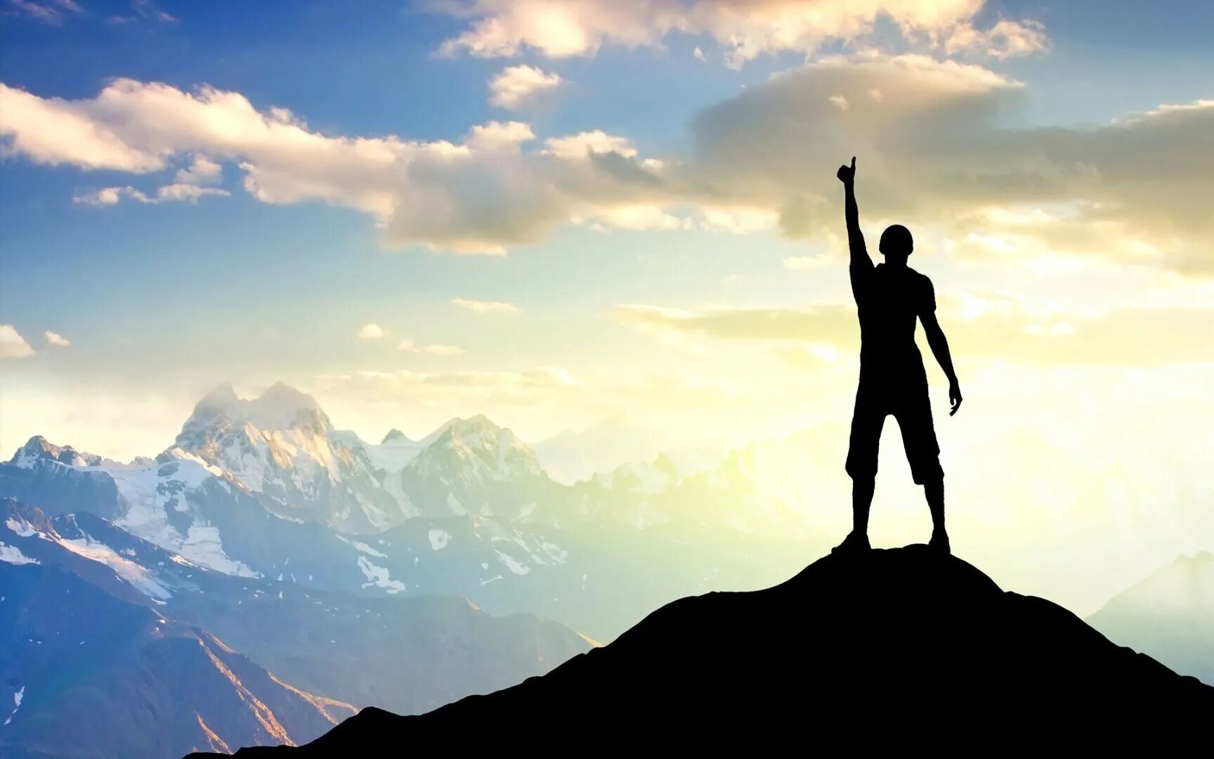Человек на вершине горы. Мотивация на успех. Стремление побеждать. Стремление побеждать. Успех в жизни.