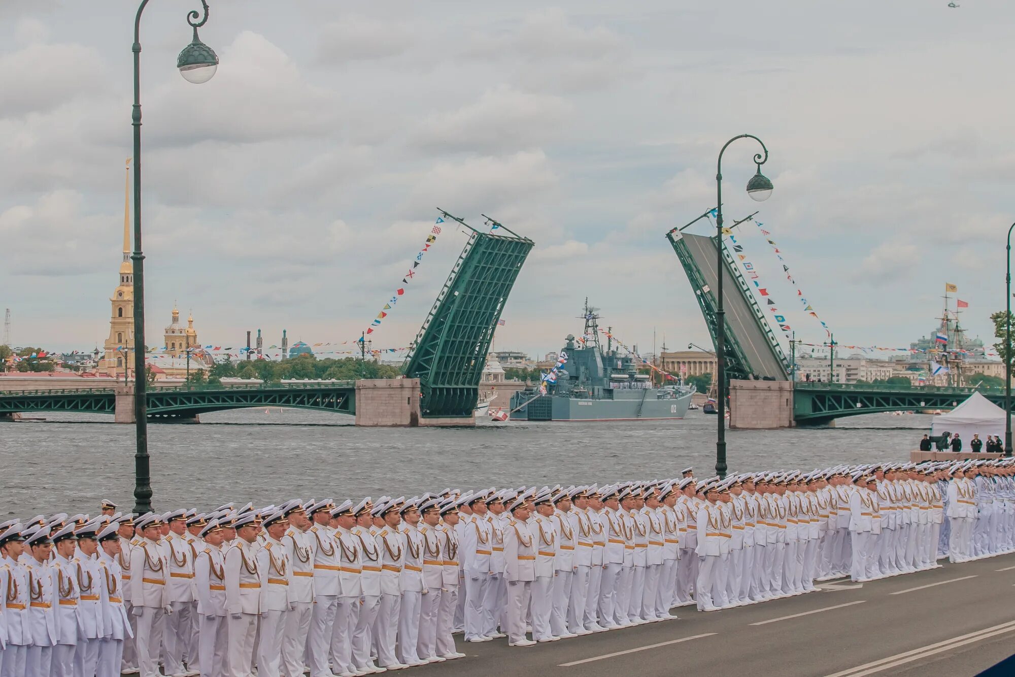 Численность г санкт петербург 2022. Военно-морской парад в Санкт-Петербурге 2022 корабли. Парад ВМФ В Санкт-Петербурге. Парад на день ВМФ В Санкт-Петербурге 2021. Военный парад Кронштадт ВМФ 2022.