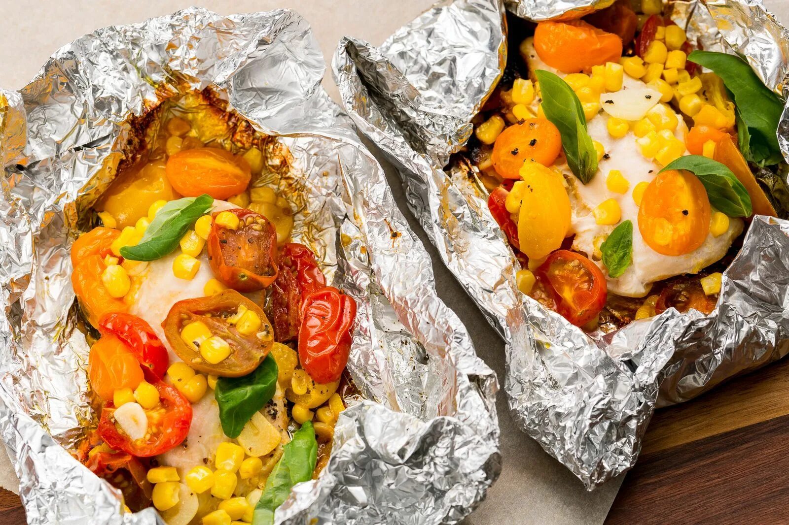 Как приготовить куриную грудку в фольге. Курица с овощами в фольге. куриное филе с овощами в фольге. индейка с овощами в духовке в фольге. овощи в фольге.