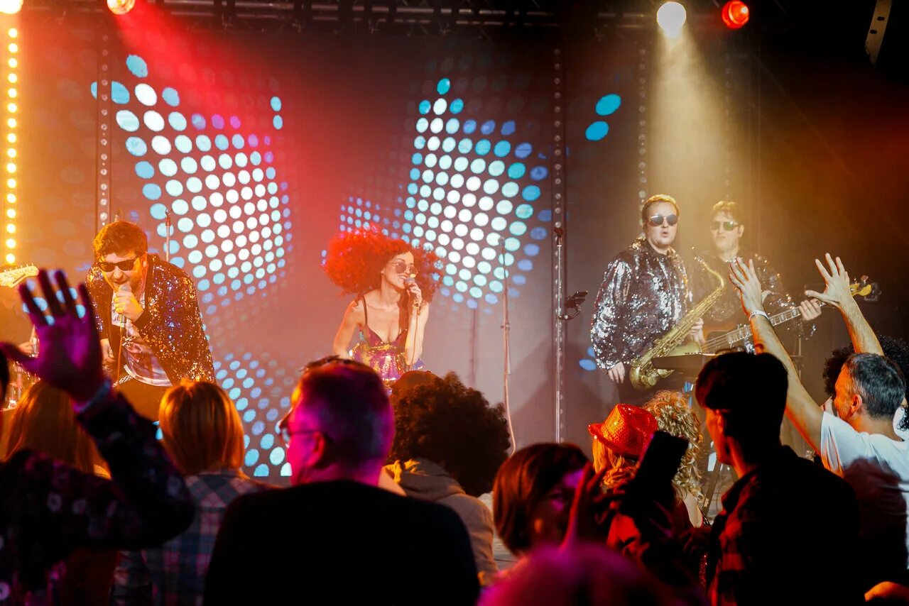 клуб опера москва 2006 год. Disco кавер. группа позитив компания. Disco кавер. диско инди кавер.