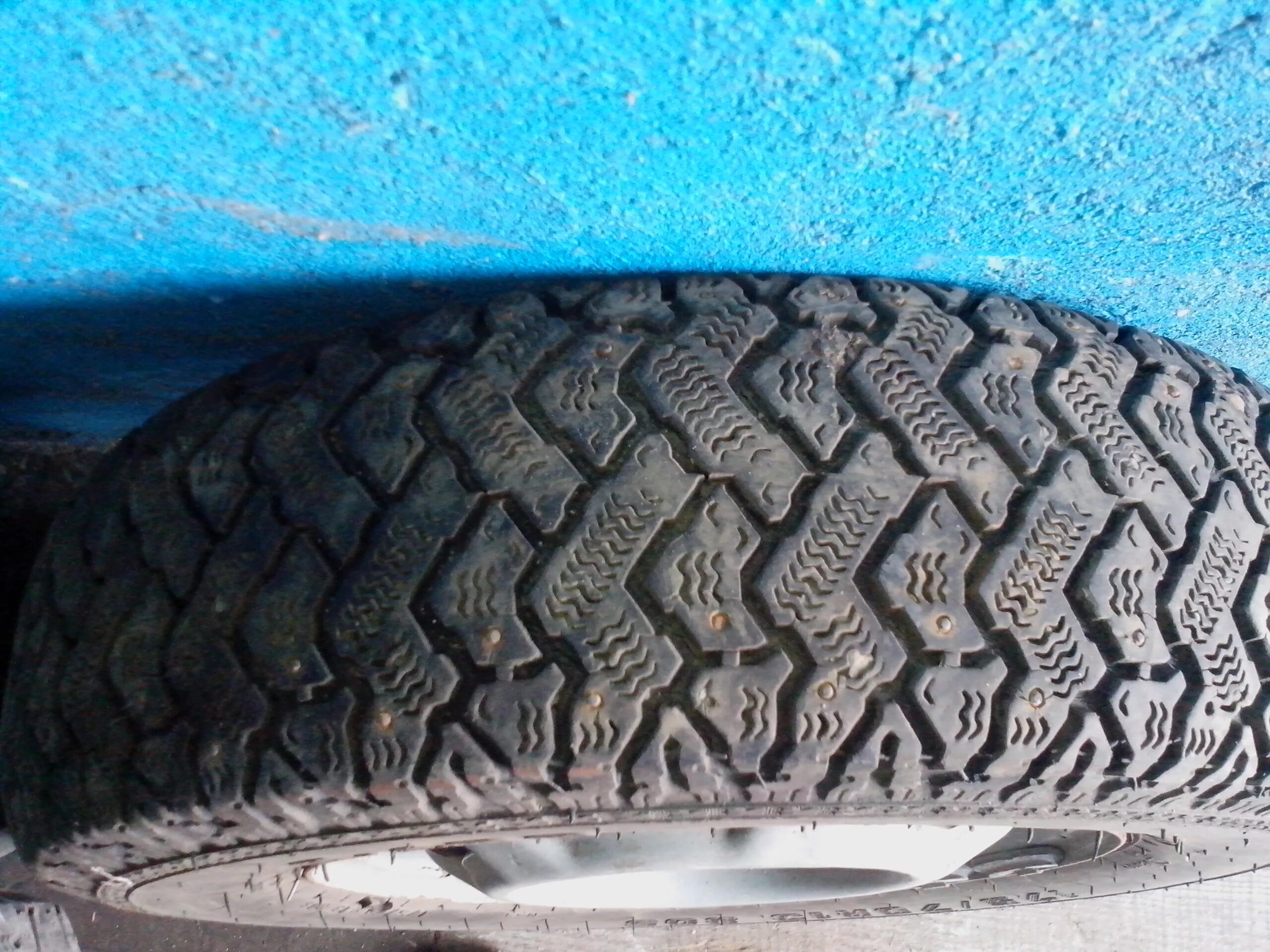 Шины я-400 175/70 r13 шипованная. Medved я-400 175\70 r13. Я-400 175/70 r13. Медведь я 400 резина. Шипованные резина 175 купить