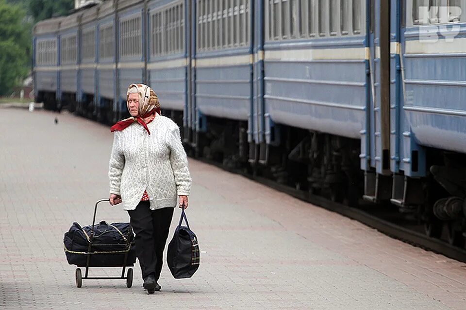 Ребенок едет на поезде с бабушкой. Бабушка на вокзале. Люди с сумками на вокзале. Бабки с сумками. Сумка для бабушки.