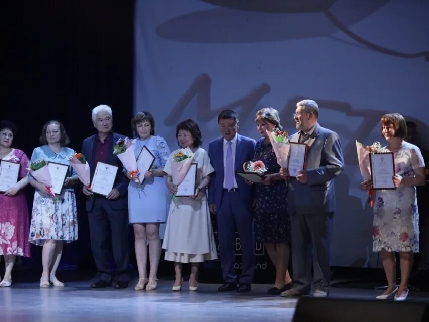 Премия ко дню воспитателя в 2025