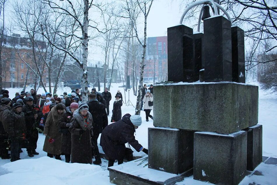 Павшим минус. Памятник сыновьям Карелии. Памятник сынам Карелии погибшим в Чечне. Мемориал сынам Карелии погибшим в Чечне Петрозаводск. Памятник воинам Чечни Пенза.