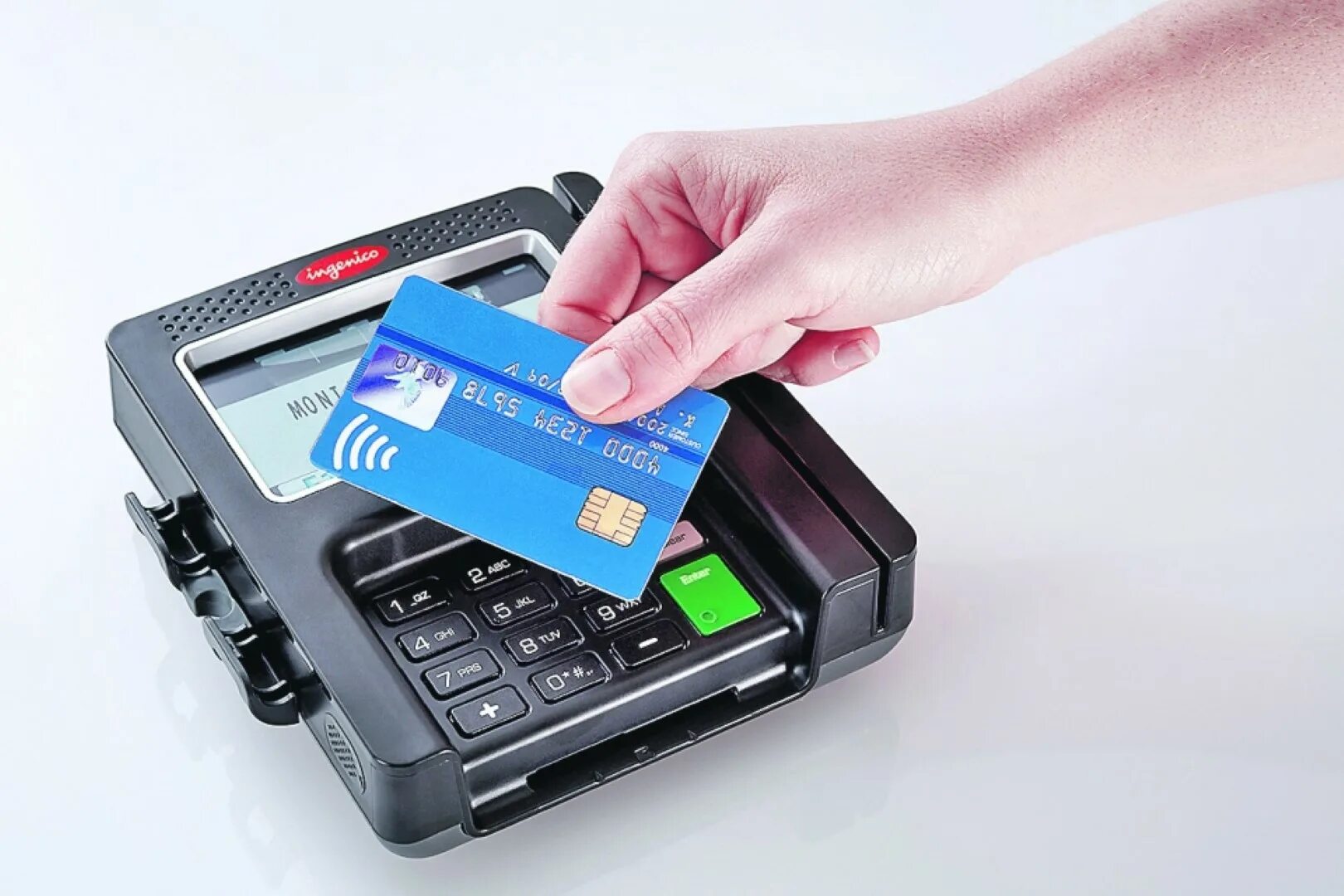Как вставить в терминал. Pos терминал paypass. карта бесконтактная пластиковая. электронная карточка. цифровая банковская карта.