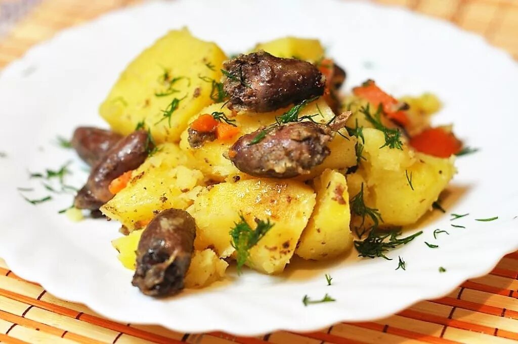 Куриные сердечки с картошкой на сковороде. Куриные сердечки с картошкой. картофель тушеный с сердечками куриными. тушеная картошка с сердечками. жаркое с куриными сердечками и картофелем.