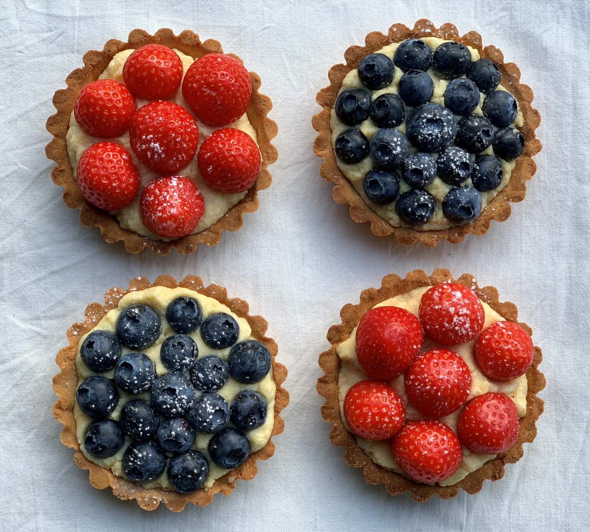 песочные корзиночки с ягодами. тарталетки с кремом и ягодами. тарталетки с гранатом. сладкая тарталетка с ягодами. тарталетка ягодная.