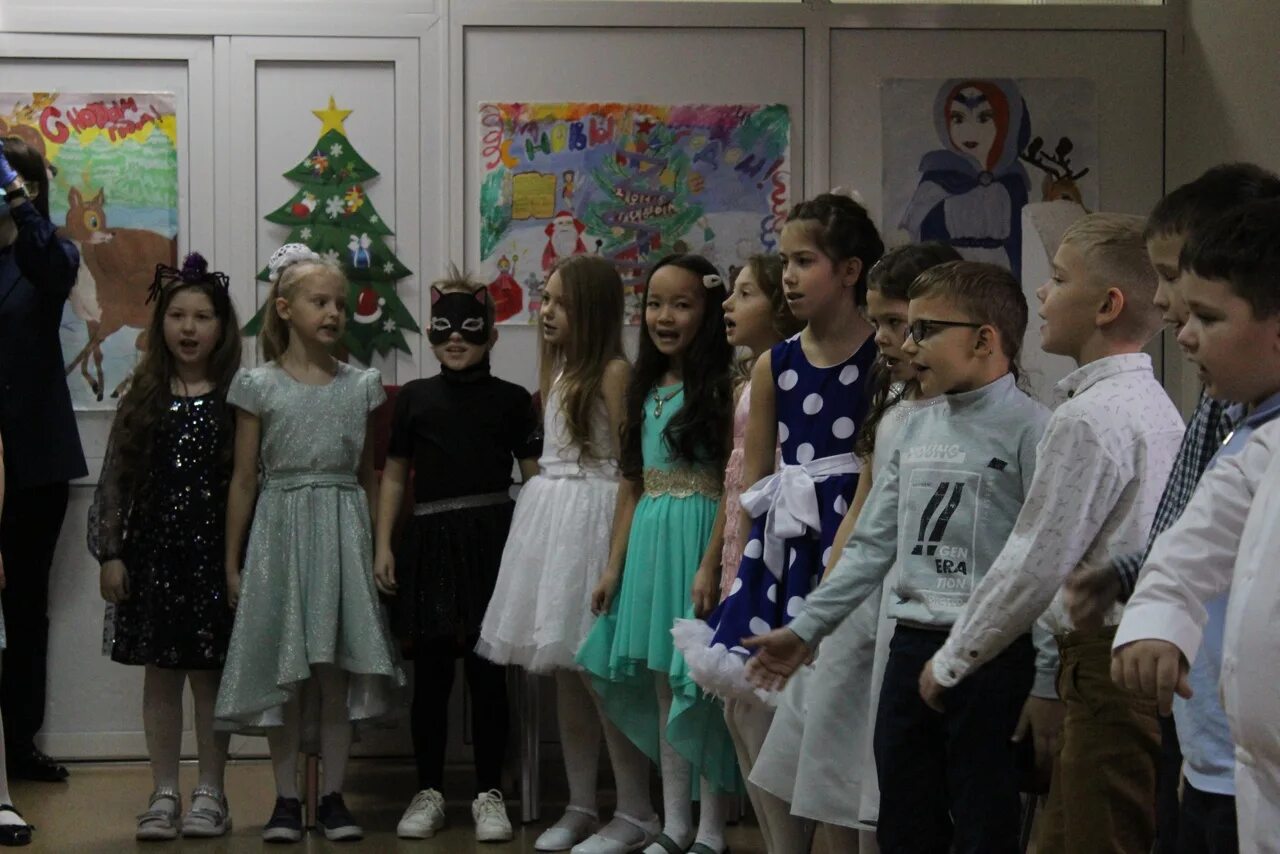 Конкурс на лучший украшенный класс к новому году. Девочка на новый год утренники. Новый год на уроке математики. Новогодний праздник в школе. Новый год 1 класс.