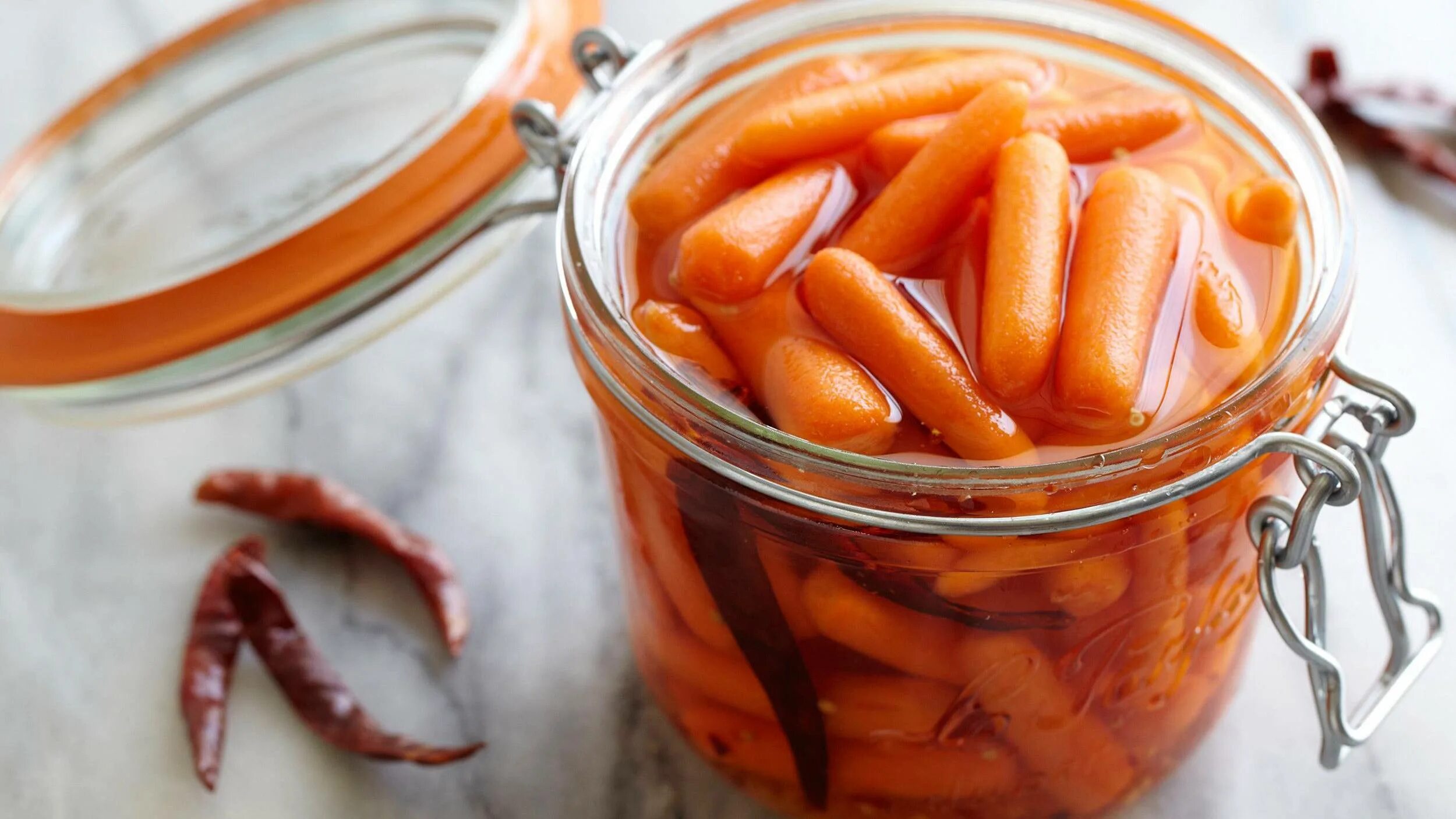Морковь в соленой воде. Морковка в баночке. Консервированная морковь в банке. Маринованная мороквку. Консервированные мини морковки.