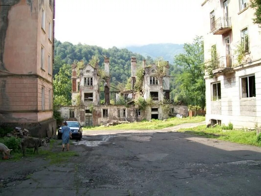 Город призрак в абхазии. Абхазия ткварчели акармара. акармара город-призрак в абхазии. таинственная акармара абхазия. заброшенный город в абхазии акармара.