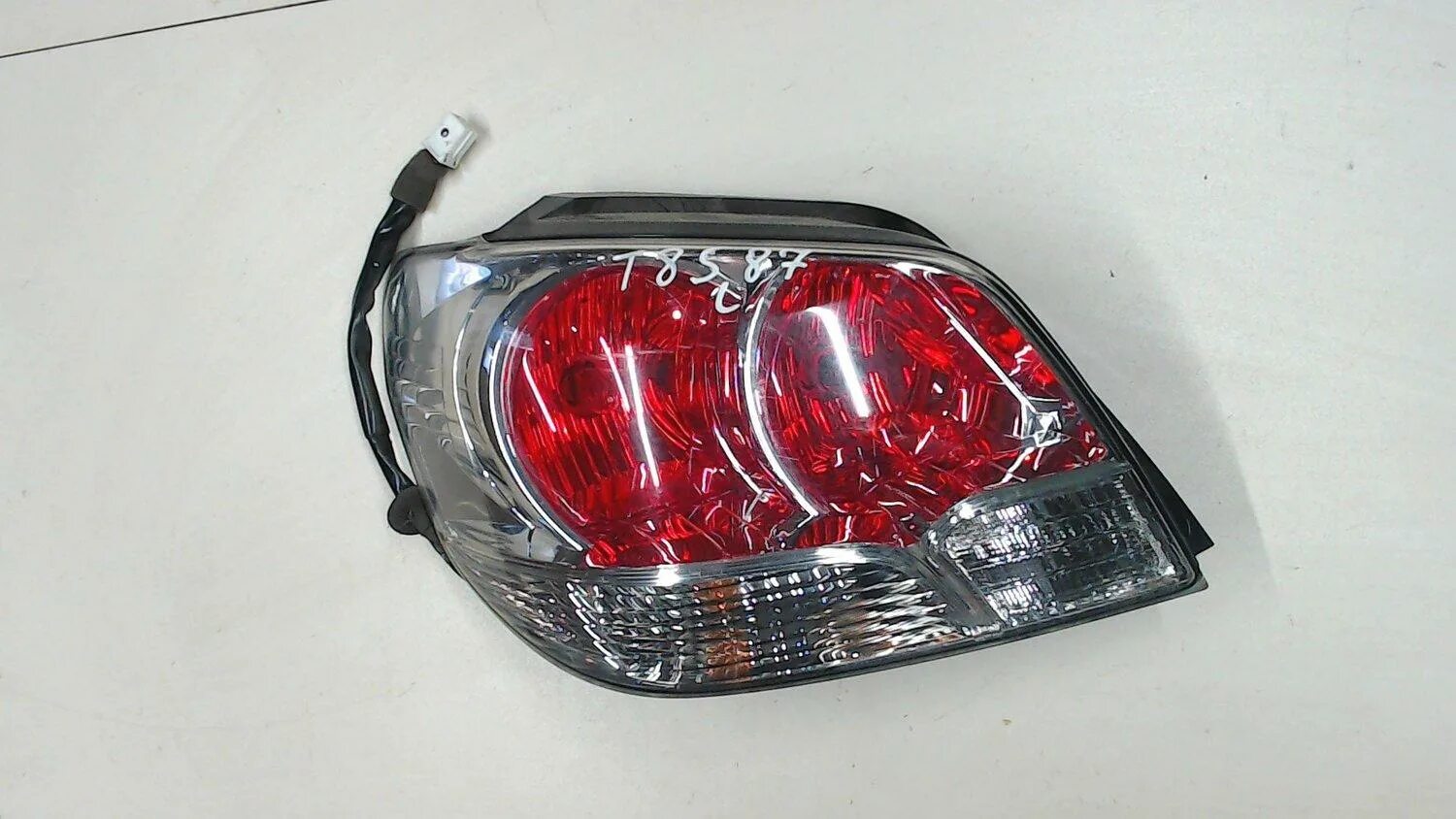 Задний фонарь аутлендер. Mn133699 фонарь mitsubishi. mitsubishi outlander 3 задний левый габарит. задний фонарь на mitsubishi outlander 2004 на 2008. mitsubishi outlander 2003 фара левая передняя.