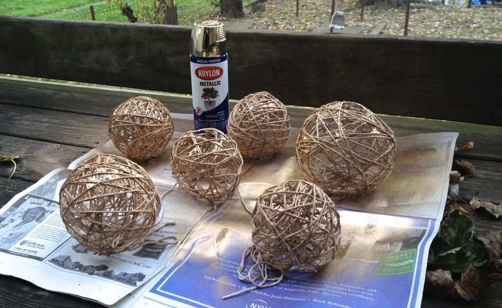 сделать шары из джута. декоративный шар из шпагата. сделать шары из джута. шарики из шпагата своими руками. шарики из шпагата и клея.