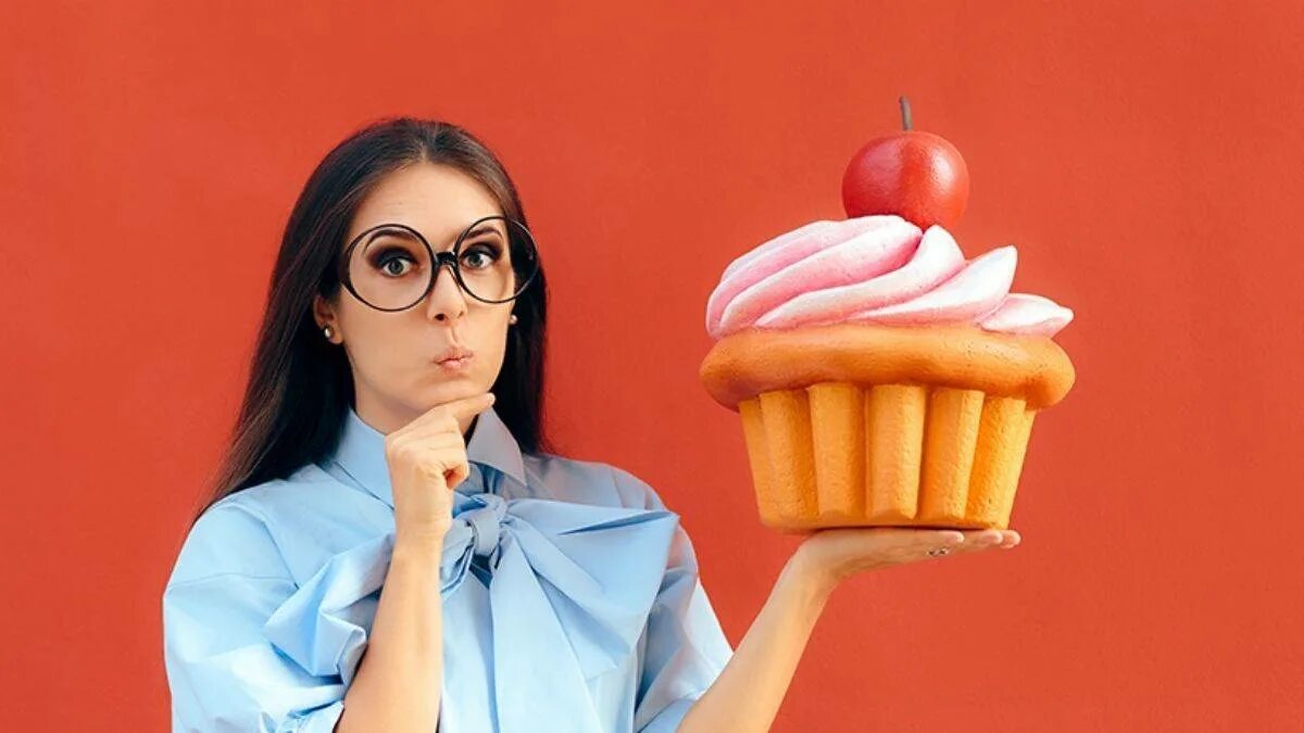 Девушка с пирожными. Девушка ест кекс. Фотосессия девушка с кексами. Кекс с девушкой. Кекс с девушкой.