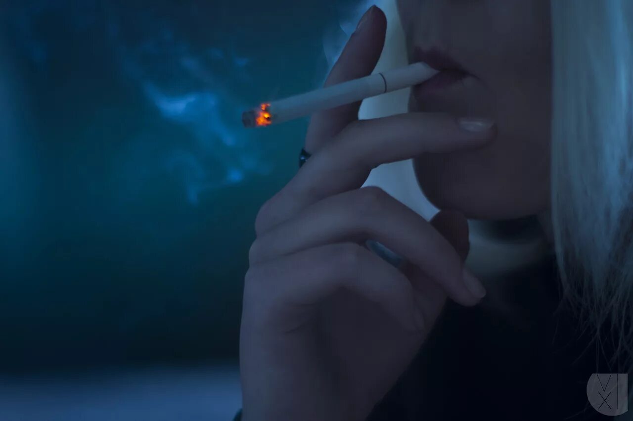 Песня ночь сигарета. Девушка с сигаретой. Сигарета в темноте. Сигарета во рту. Курящая девушка в темноте.