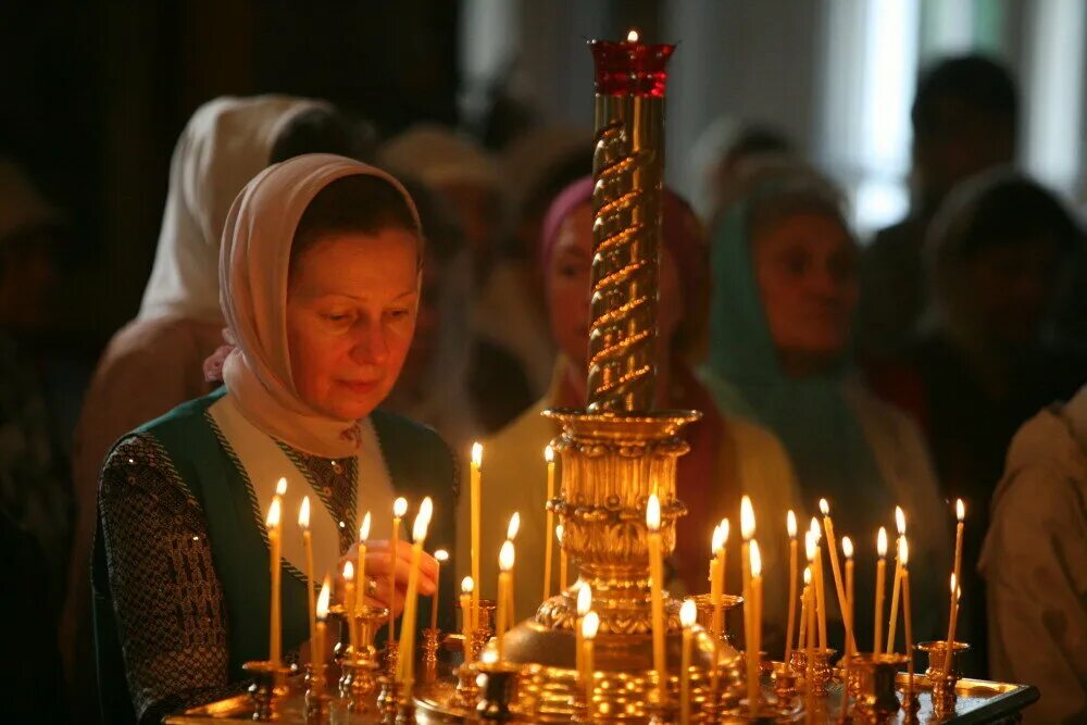 Ставить свечку в храме. Свечи в церкви. Свечи в православном храме. Храм свечи прихожане. Человек свеча храм.