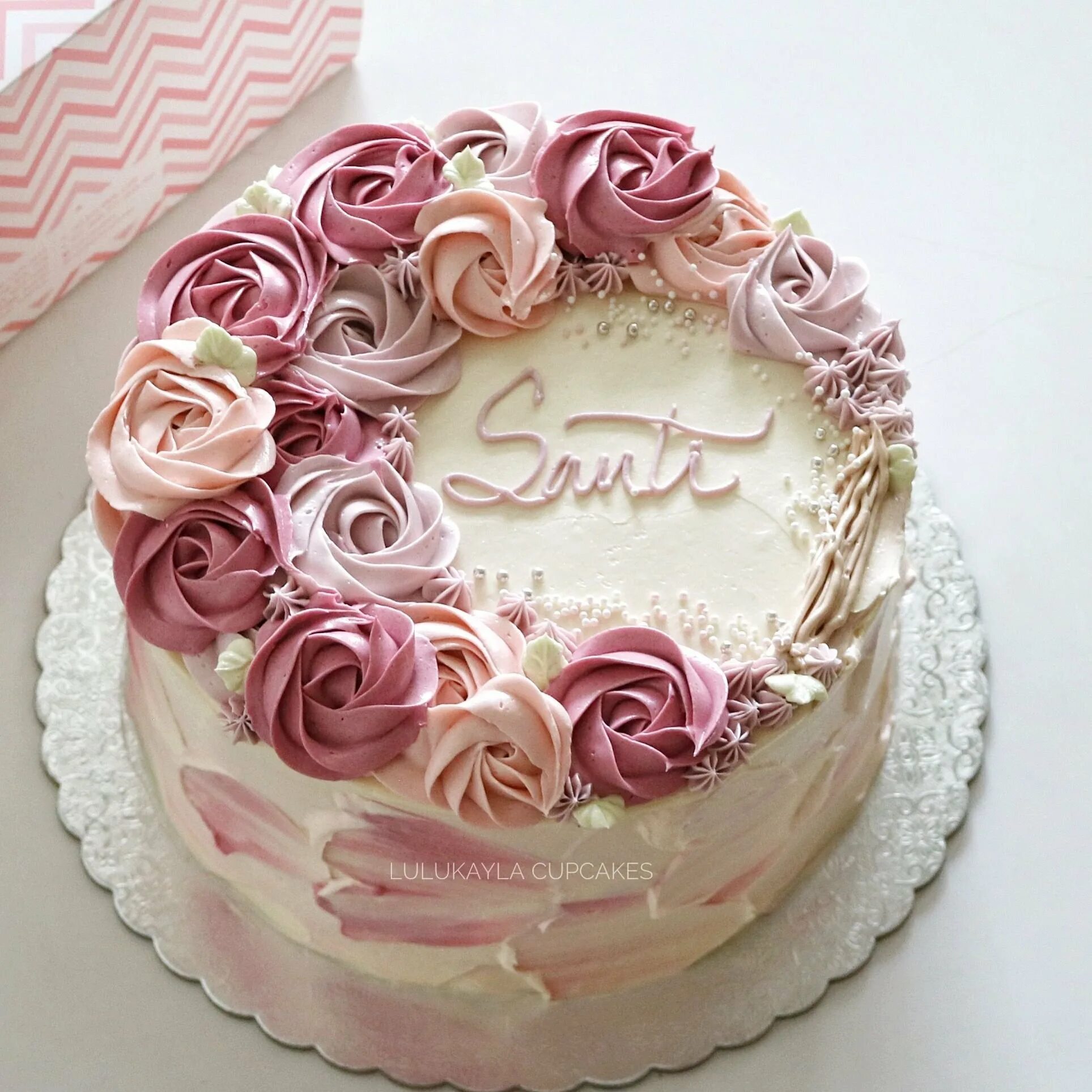 Торт украсить красивые день рождение. Торт кремовый. Торт кремовый для женщины. Торт с кремовыми цветами. Торт с розочками.